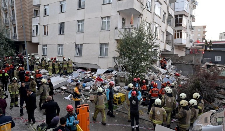 İstanbul'da 7 katlı bina kısmen çöktü