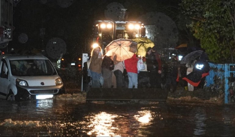 İstanbul'da dereler taştı, yollar göle döndü
