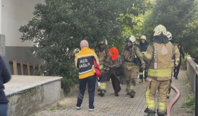 Kadıköy'de 8 katlı binada yangın