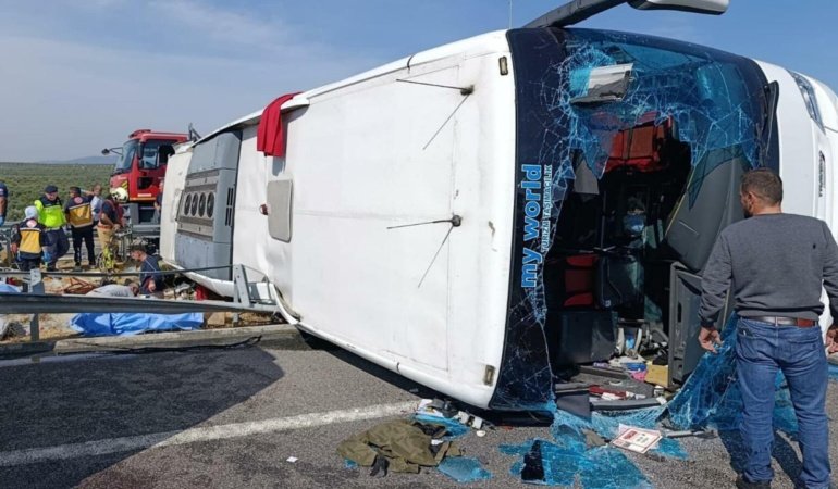 Manisa'da yolcu otobüsü ile çekici çarpıştı: 11 ölü, 27 yaralı