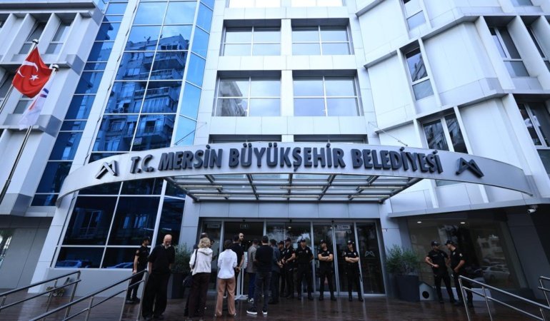 Mersin'de 3 belediyeye yolsuzluk operasyonu