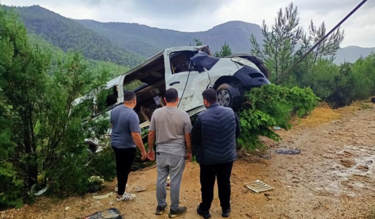 Mersin'de minibüs uçuruma devrildi: 17 yaralı