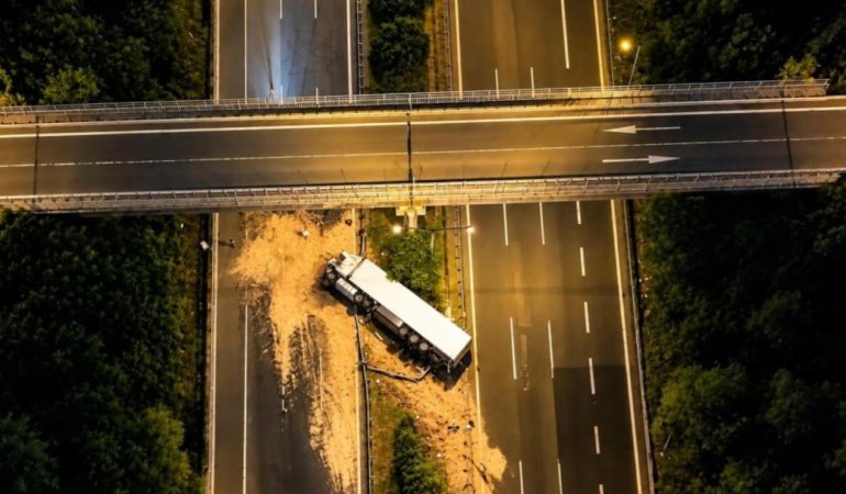 Otoyolda parfüm yüklü tır devrildi, çekicisi karşı şeride geçti
