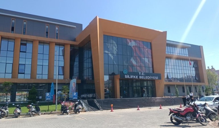 Silifke Belediyesi'ne yolsuzluk operasyonu genişliyor: 7 gözaltı