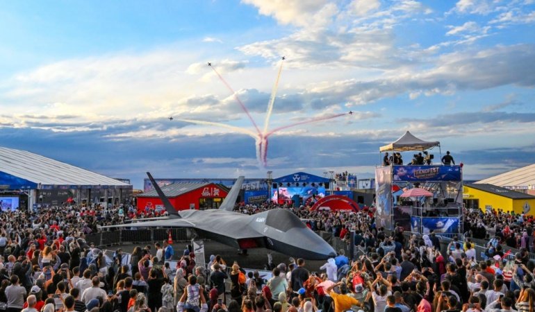 Türk Yıldızları'ndan TEKNOFEST Güneydoğu'da nefes kesen gösteri uçuşu